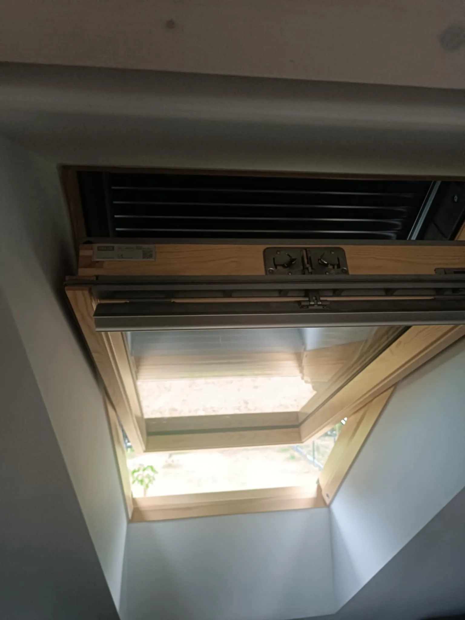 Widok z boku – roleta i uchylone okno