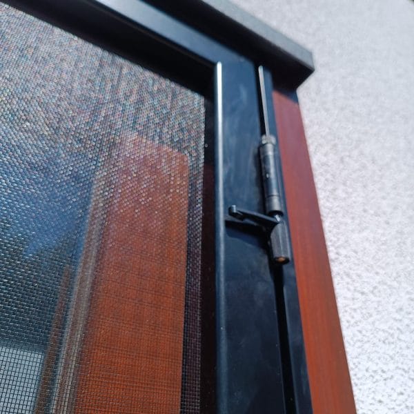 moskitiera drzwiowa widok na zawias moskitiera drzwiowa widok na zawias