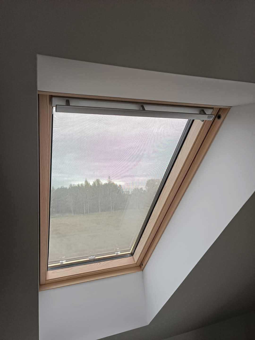 Markiza VELUX ręczna – widok boczny