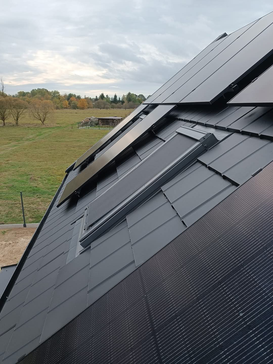 Markiza VELUX ręczna – widok z zewnątrz