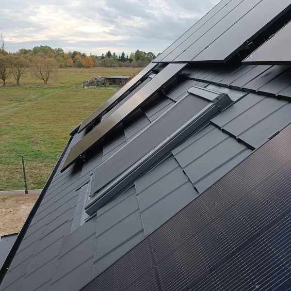 Markizy zewnętrzne na dach skośny Markizy dachowe zewnętrzne na okna, ochrona przed słońcem i deszczem.