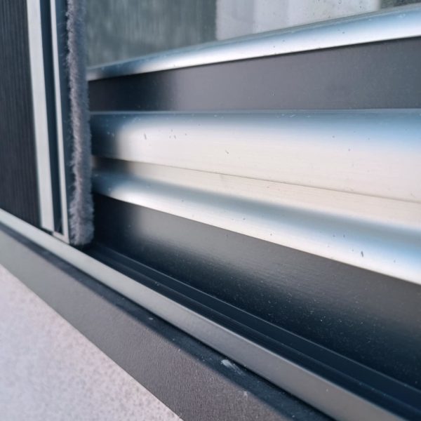 moskitiera-plisowana-widok-progu-i-szczotki moskitiera-plisowana-widok-progu-i-szczotki