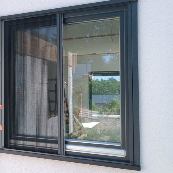 moskitiera-plisowana-zaslonieta-do-polowy-od-zewnatrz moskitiera-plisowana-zaslonieta-do-polowy-od-zewnatrz