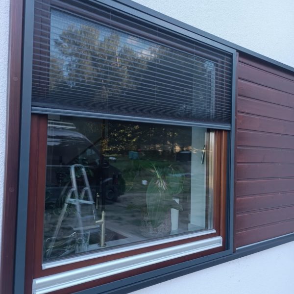 moskitiera-plisowana-pionowa-do-sendom-podniesiona-do-polowy moskitiera-plisowana-pionowa-do-sendom-podniesiona-do-polowy